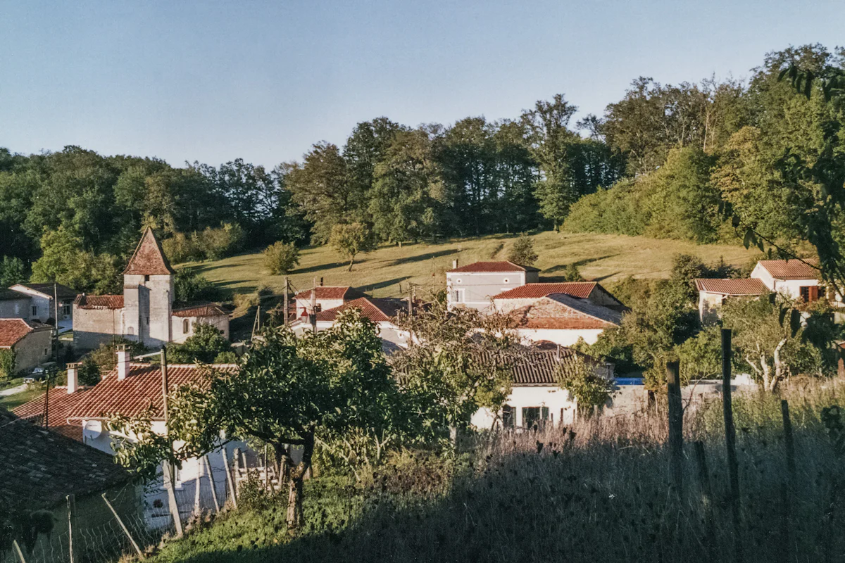 Village de campagne avec son église, entouré d'arbres